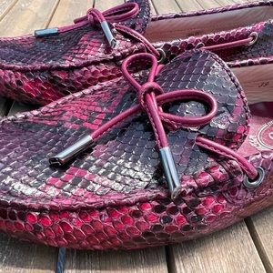 Tod's Women's Red and Black Snake Texture Leather Slip-On Loafers Shoes